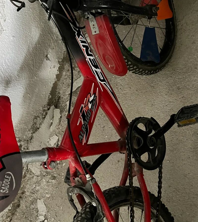Kırmızı çocuk bisikleti