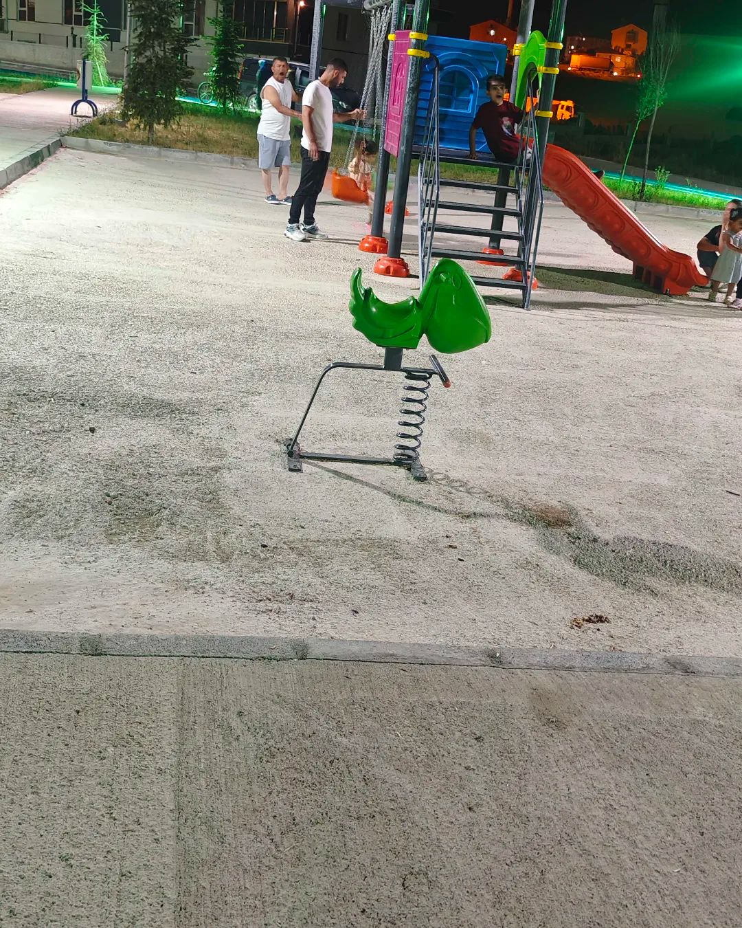 İstiklal mahallesi borsa yolunun üst tarafındaki parkın oyun… haberinin fotoğrafı