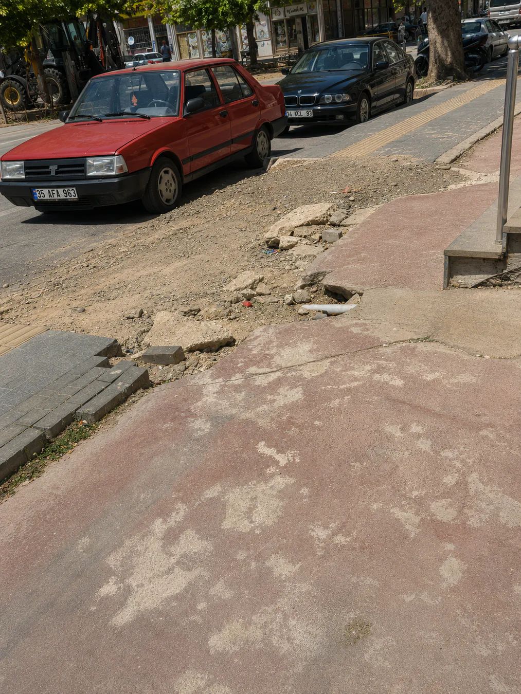 şu kaldırıma bi bakın burdan geçerken ayağımız takılıyor ank… haberinin fotoğrafı