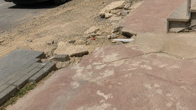 şu kaldırıma bi bakın burdan geçerken ayağımız takılıyor ank… haberinin fotoğrafı