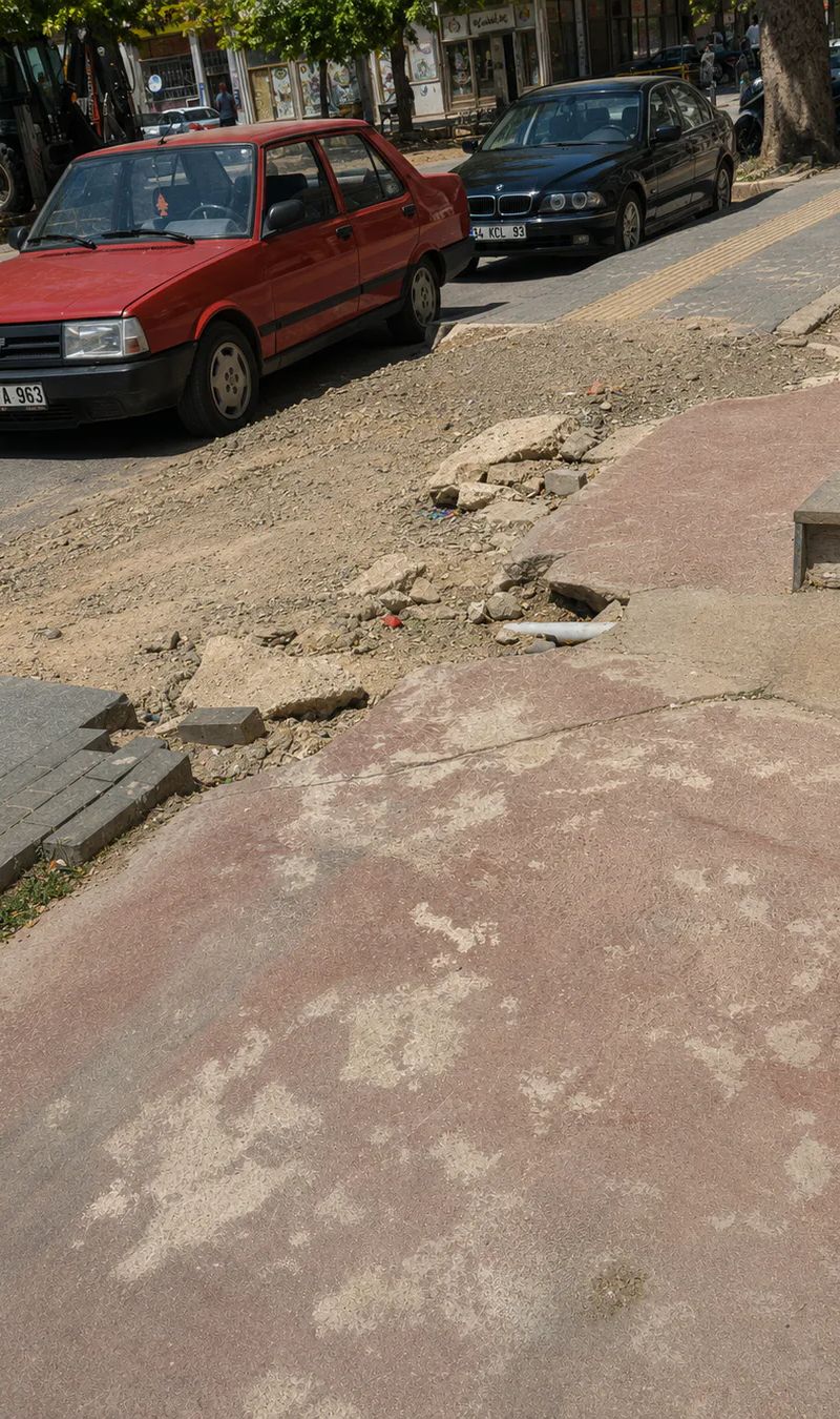 şu kaldırıma bi bakın burdan geçerken ayağımız takılıyor ank…