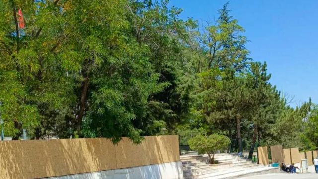 Şehitliğin önü neden suntalarla kapatıldı? Nato kaymakamlığı… haberinin fotoğrafı