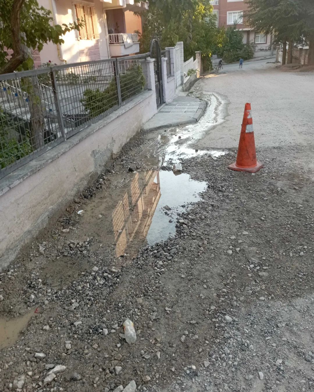 Şehitlik, kavaklı sokak. İki gündür yerden çıkan su yola akı… haberinin fotoğrafı