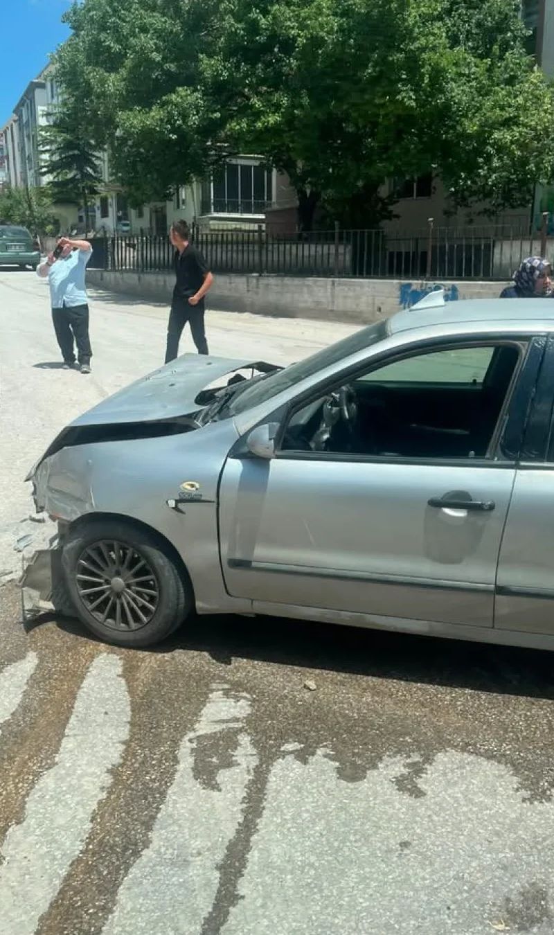 Saat 12.30 civarında anayol alt geçitte kaza (fotoğraf 1/4)