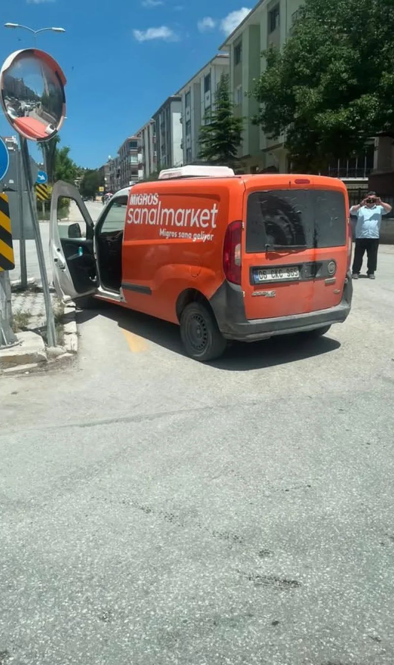 Saat 12.30 civarında anayol alt geçitte kaza (fotoğraf 4/4)
